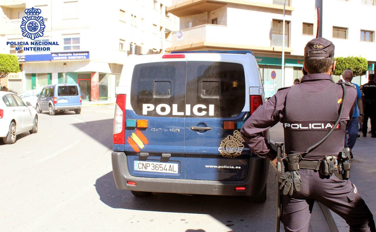 Agentes de Policía Nacional se llevan a los detenidos en el furgón.