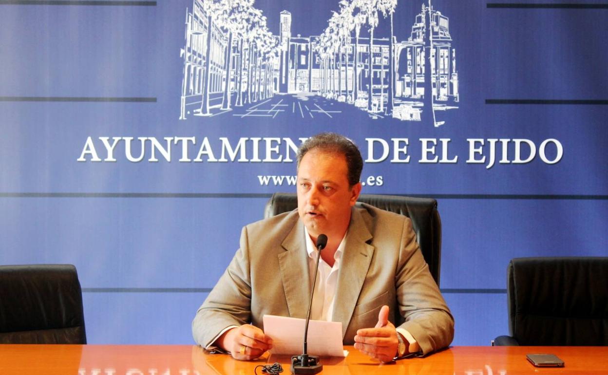 El Ayuntamiento de El Ejido inicia un plan para actualizar la señalización postal del municipio