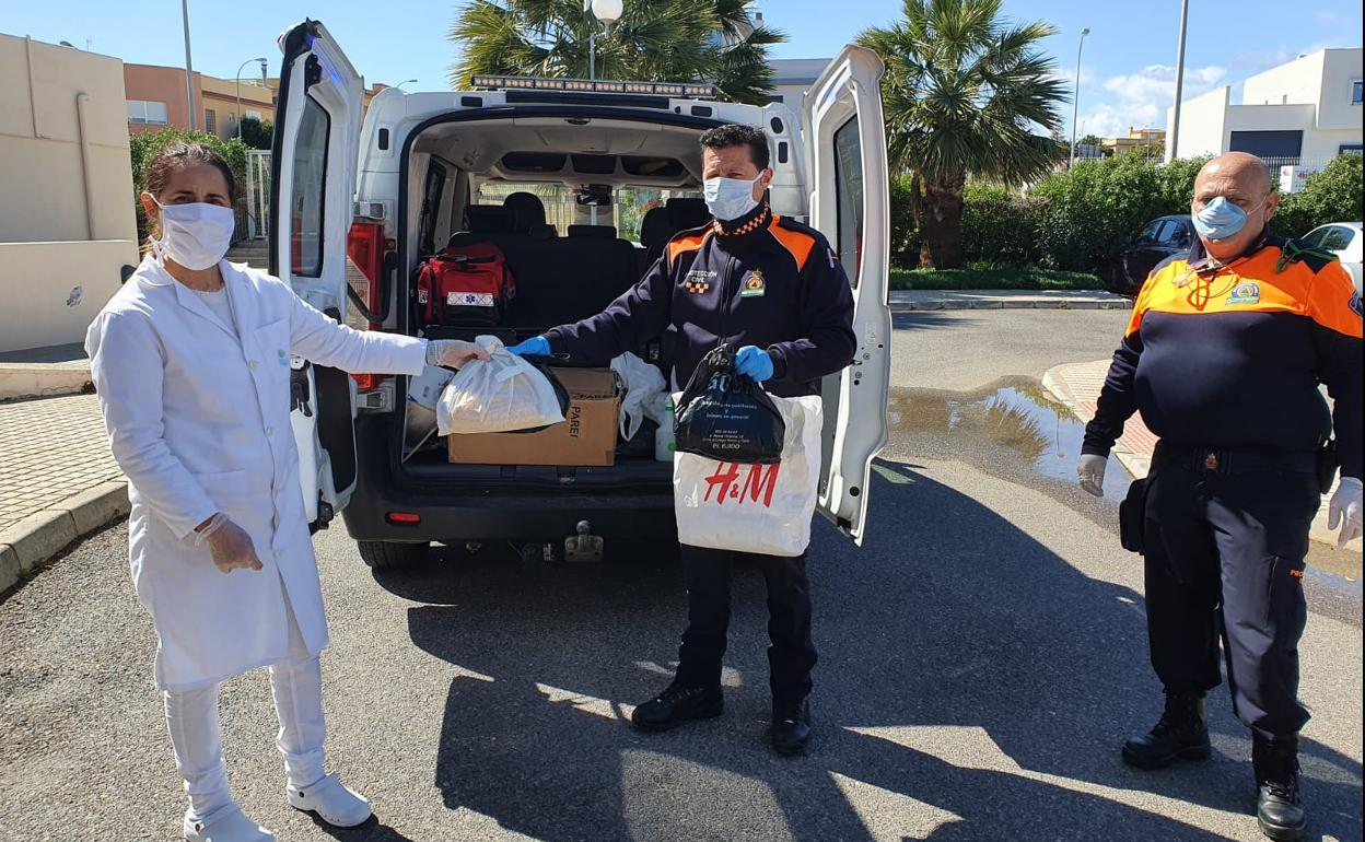 La residencia 'Ciudad de El Ejido' recibe las primeras mascarillas hechas por manos locales
