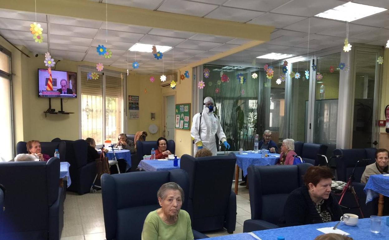 Imagen de los residentes en los espacios comunes de la Residencia San Álvaro