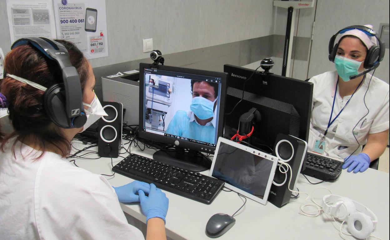El Hospital de Poniente convierte al paciente en colaborador activo con una nueva consulta de 'telemedicina'