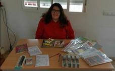 Andrea Muñoz, directora de Cruz Roja Juventud El Ejido, preparando lose kits que se repartirán la próxima semana. 