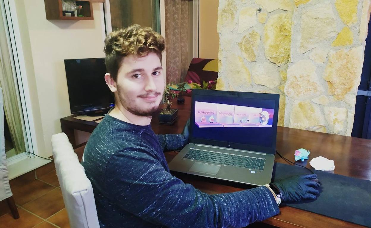 Un joven ejidense crea diseños de gafas, pantalla y mascarillas de protección