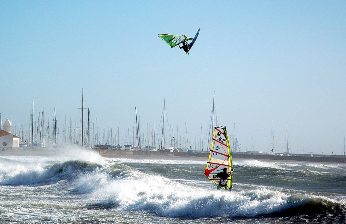La práctica del surf tiene en Almerimar un punto importante. 