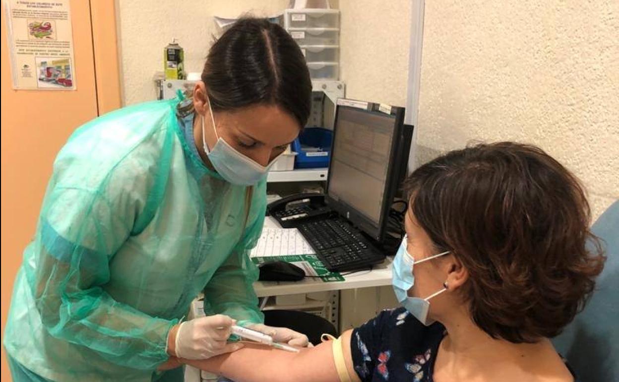 Una enfermera de la Policlínica realiza un test rápido de Covid-19 