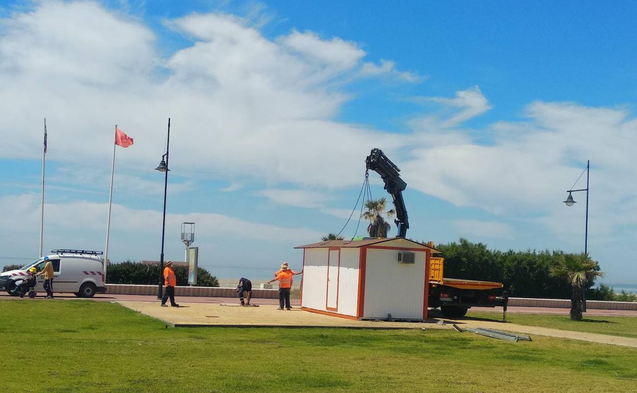 Cs reclama una sustitución progresiva del mobiliario urbano de los núcleos costeros
