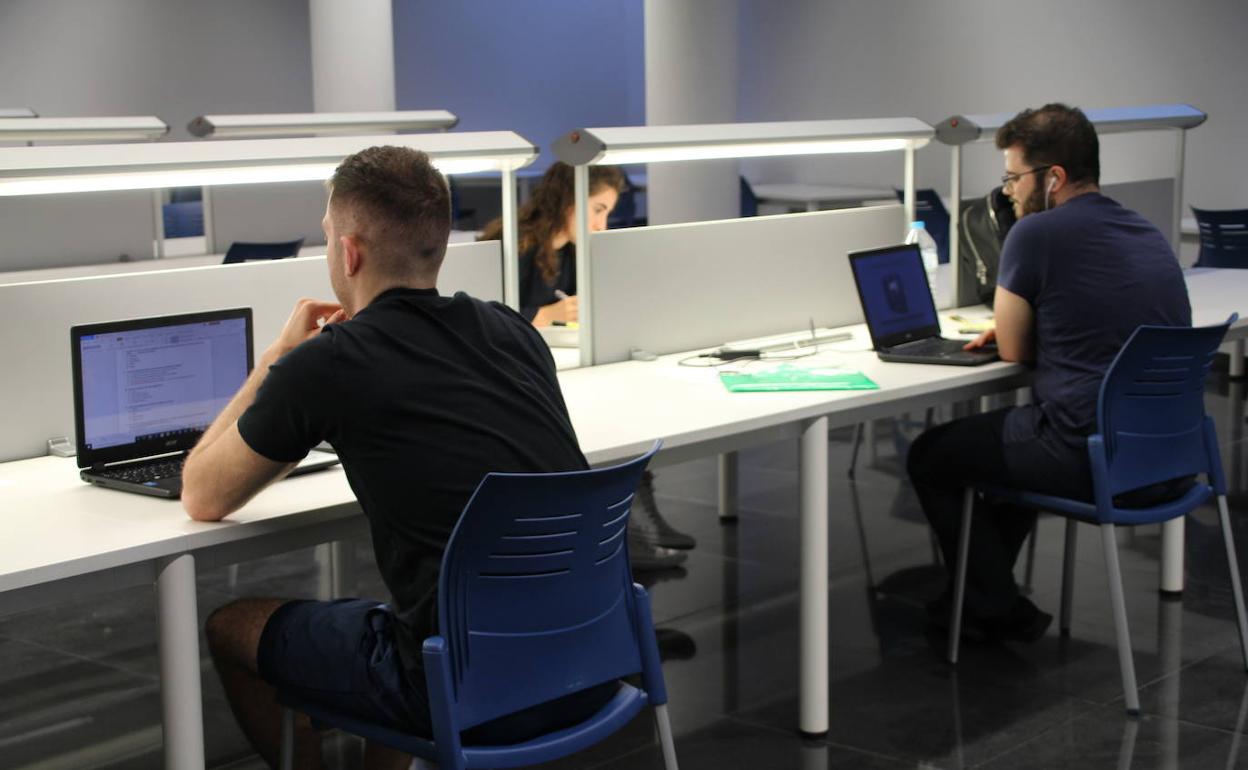 Reabre la sala de estudio de la biblioteca central de El Ejido renovada