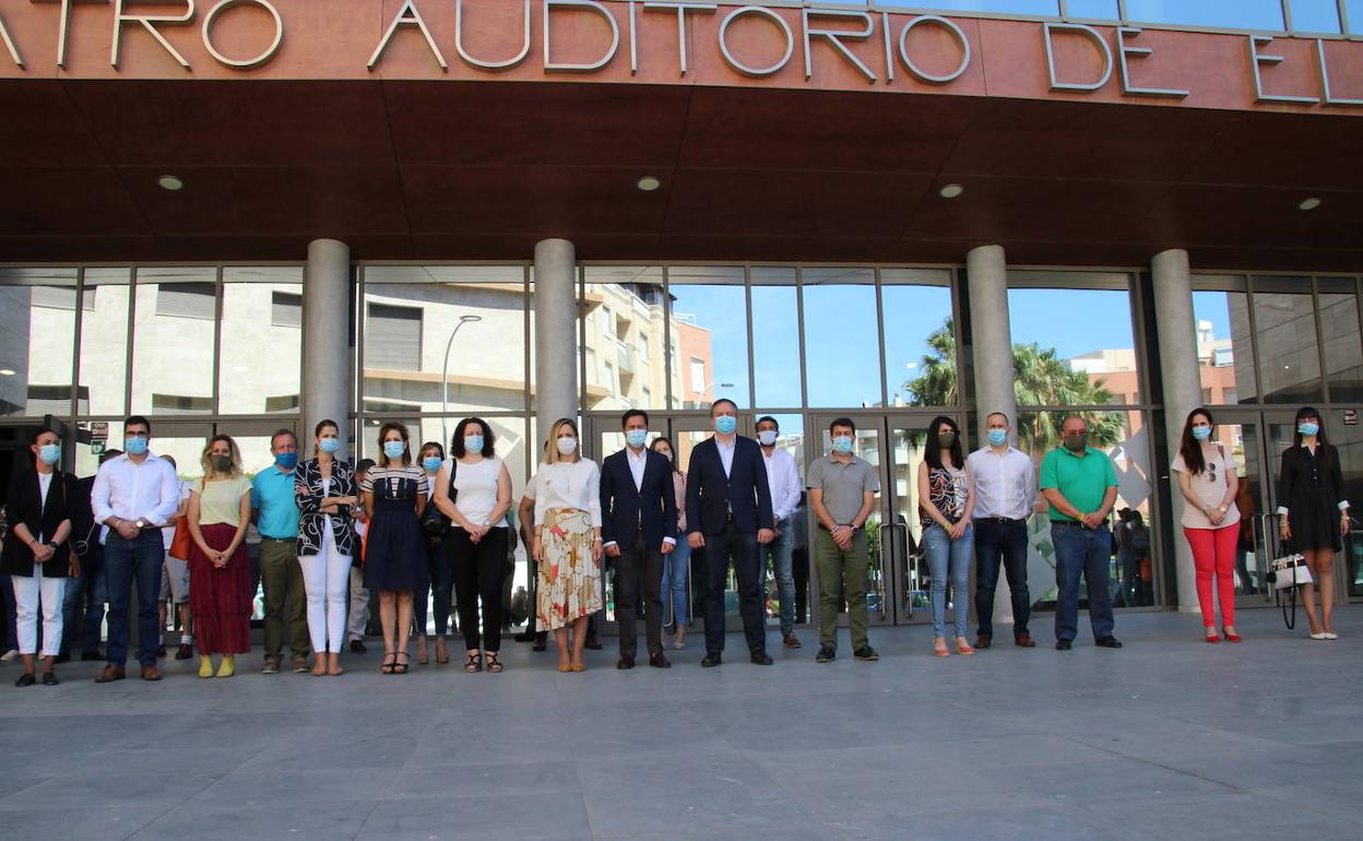 Minuto de silencio en El Ejido en señal de duelo y repulsa por el triple asesinato de Úbeda
