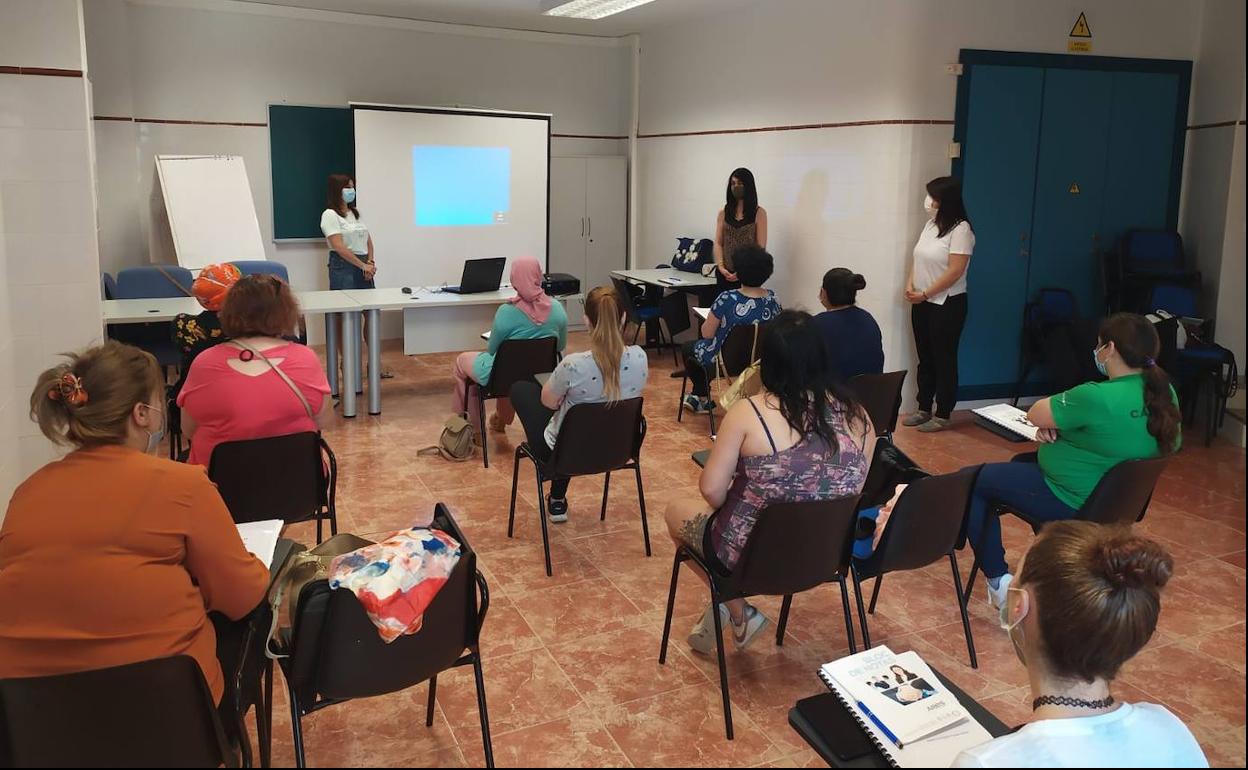 Un curso de Auxiliar de Limpieza trata de fomentar el empleo en mujeres vulnerables