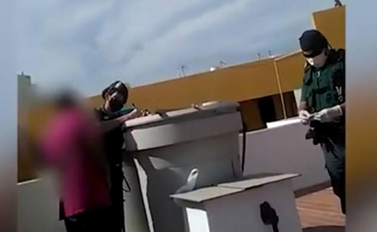 Sucesos en El Ejido | Amenaza con saltar de 40 metros para evitar ser detenido tras robar un bolso en El Ejido