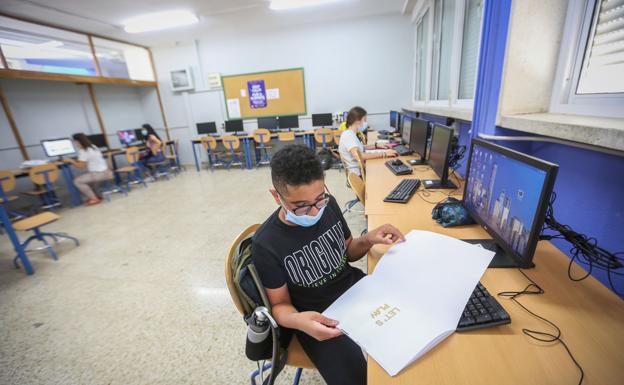 Los cerca de 400 profesores Covid tendrán 24 horas para hacerse las PCR e incorporarse a los centros