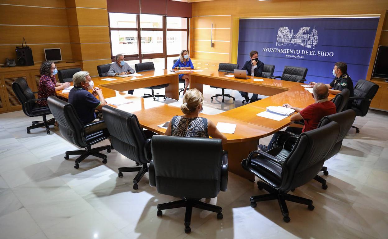 La reunión entre el alcalde, Policía Local, Sanidad, Servicios Sociales y Servicios Jurídicos. 