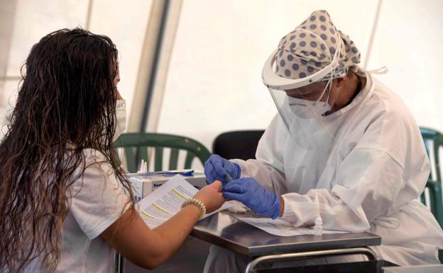Almería suma tres fallecidos en una jornada en la que el número de casos detectados cae a la mitad