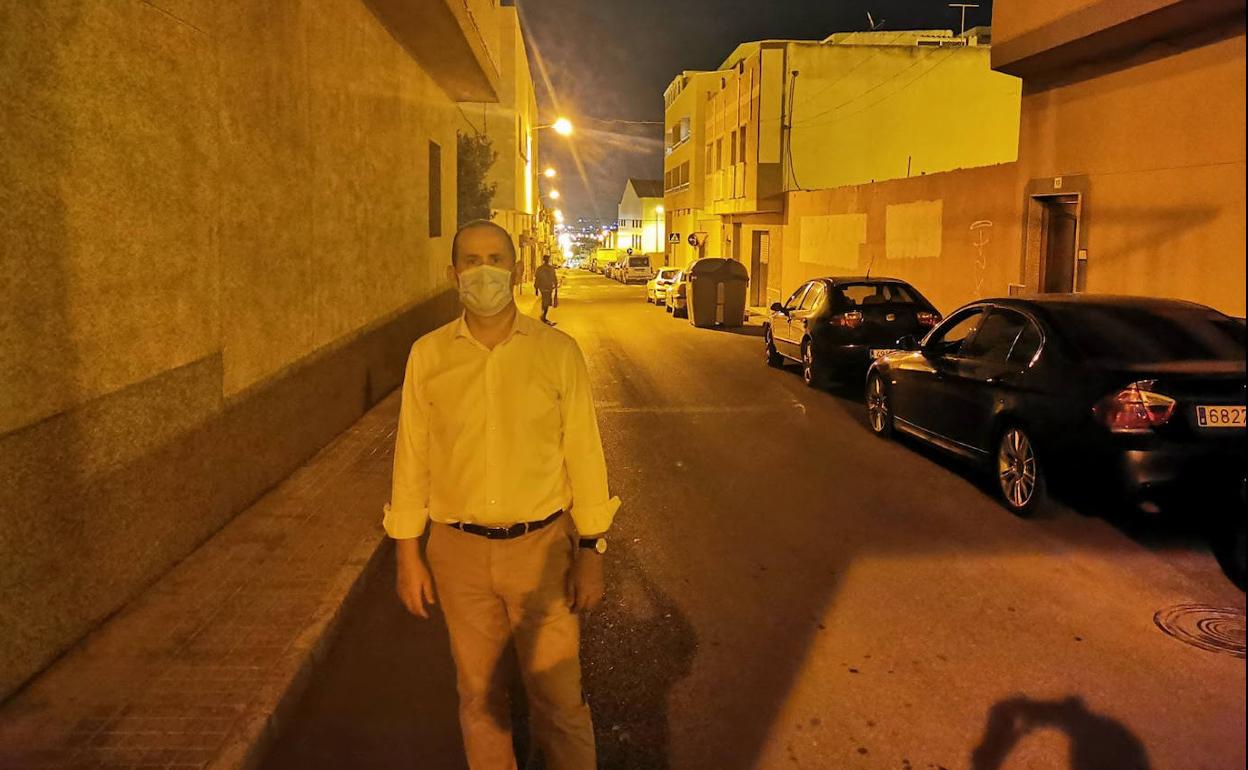 Cecilio Vargas en una de las calles mal iluminadas. 