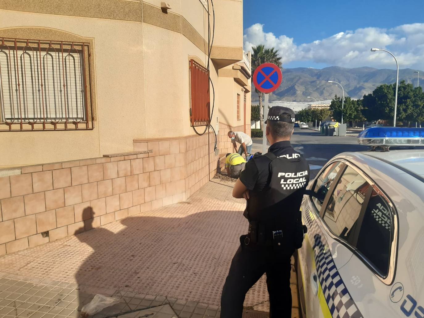 Imagen secundaria 2 - La actuación fue llevada a cabo por Endesa, Aguas de El Ejido y la Policía Local. 