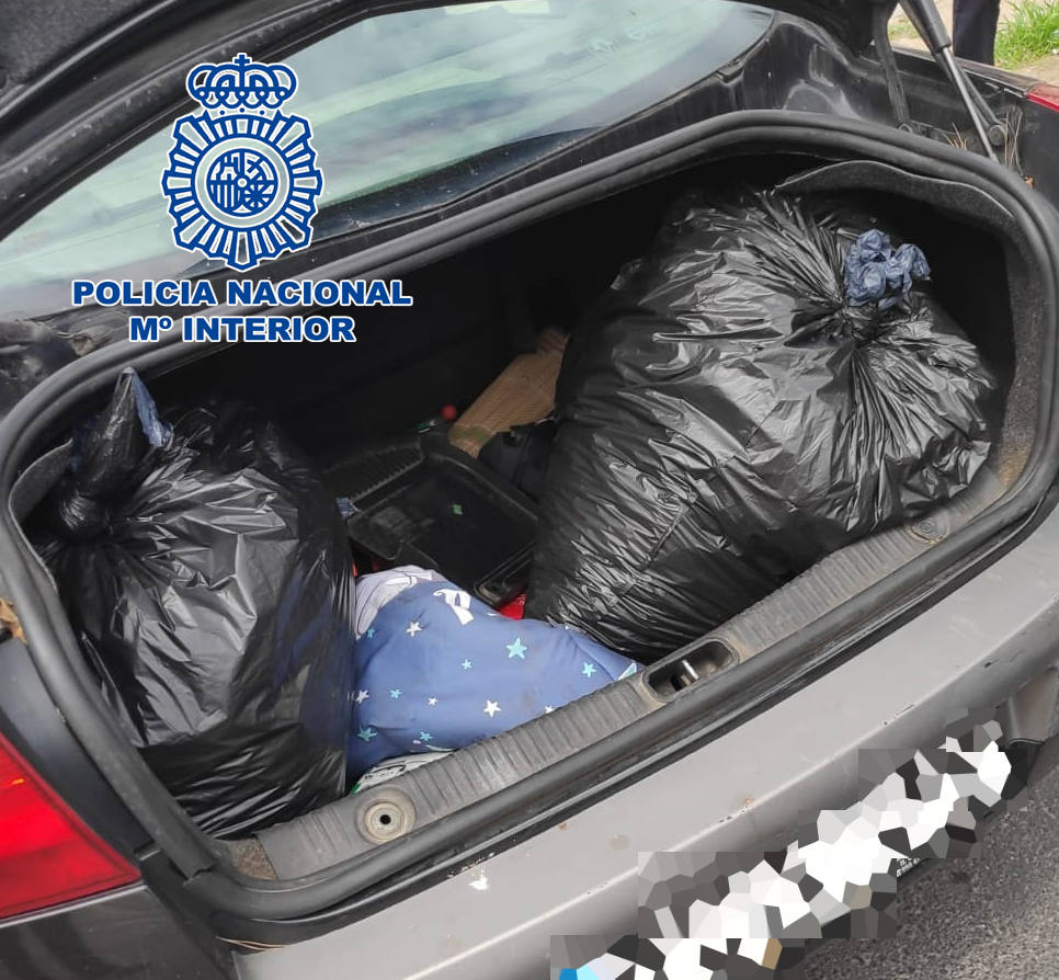 La forma de conducir alertó a la Policía Nacional que encontró casi 41 kilos de marihuana en el vehículo.