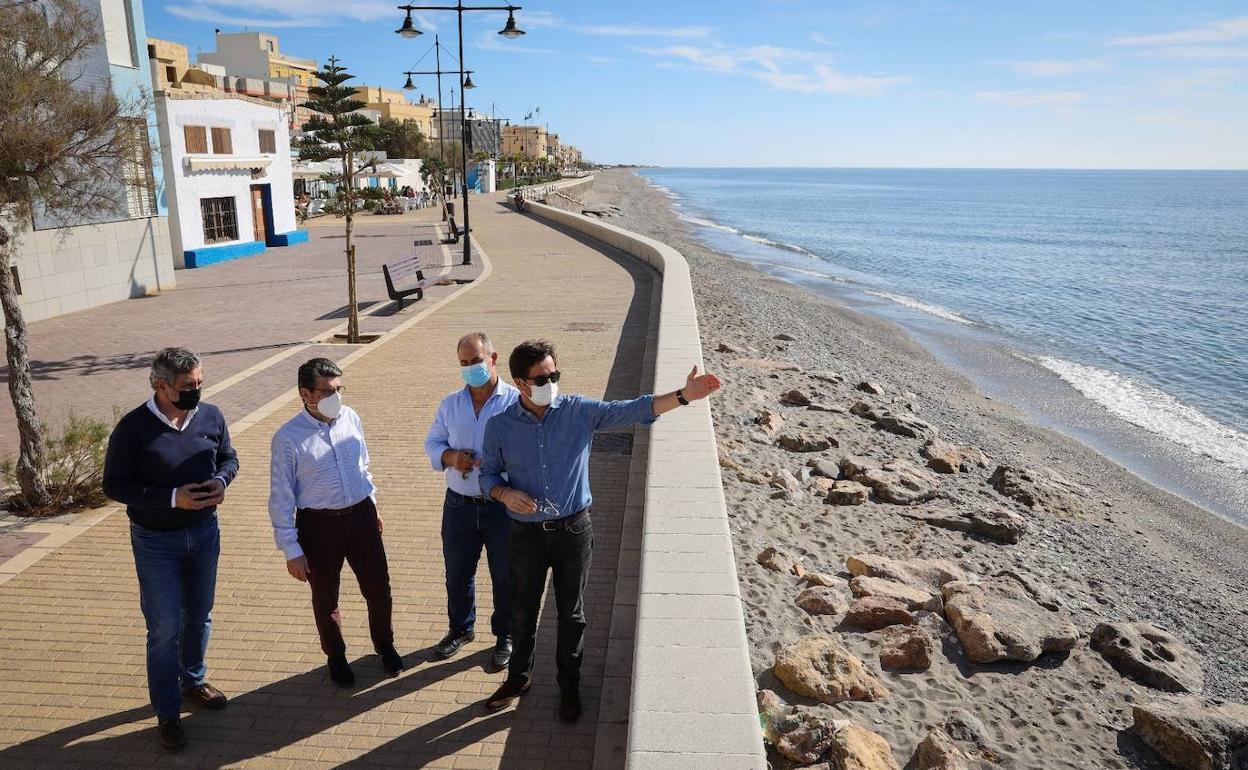 Ángel Escobar, Juan José Matarí, Antonio Gómez y Francisco Góngora en el paseo marítimo de Balerma. 