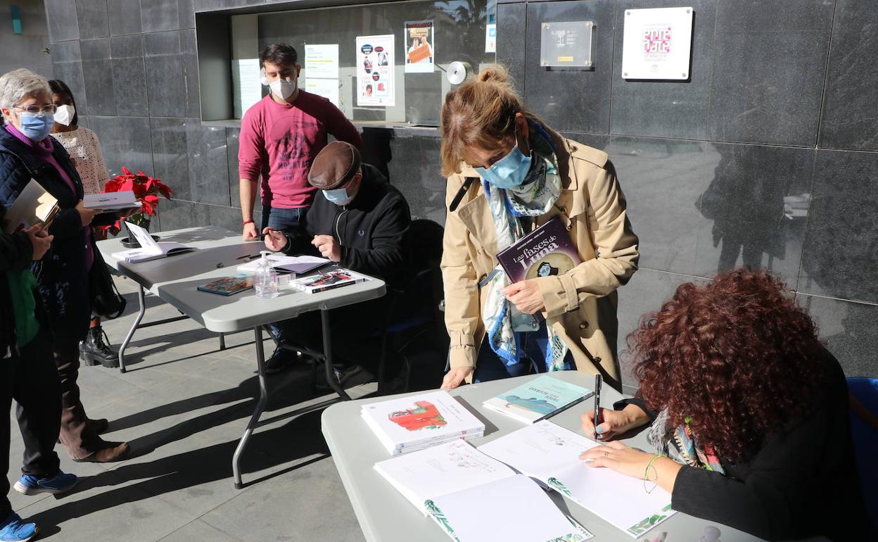 Los artistas locales Santiago Girón y Carmen Agudo realizan una firma de libros