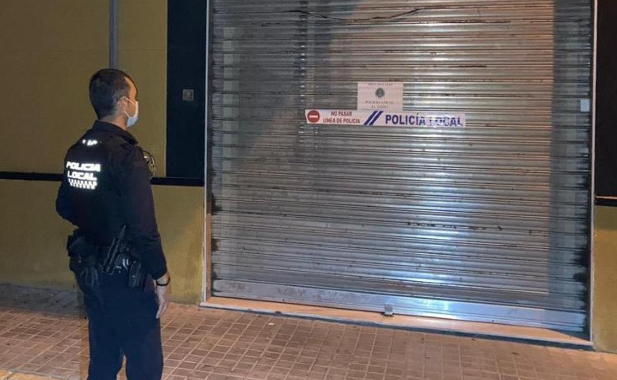 Coronavirus en Almería | Cierran un pub de El Ejido lleno de gente sin mascarilla y detienen a un hombre que agredió a la policía