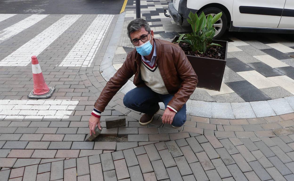 El concejal de Cs El Ejido, Rafael Bretones, mostrando adoquines sueltos. 
