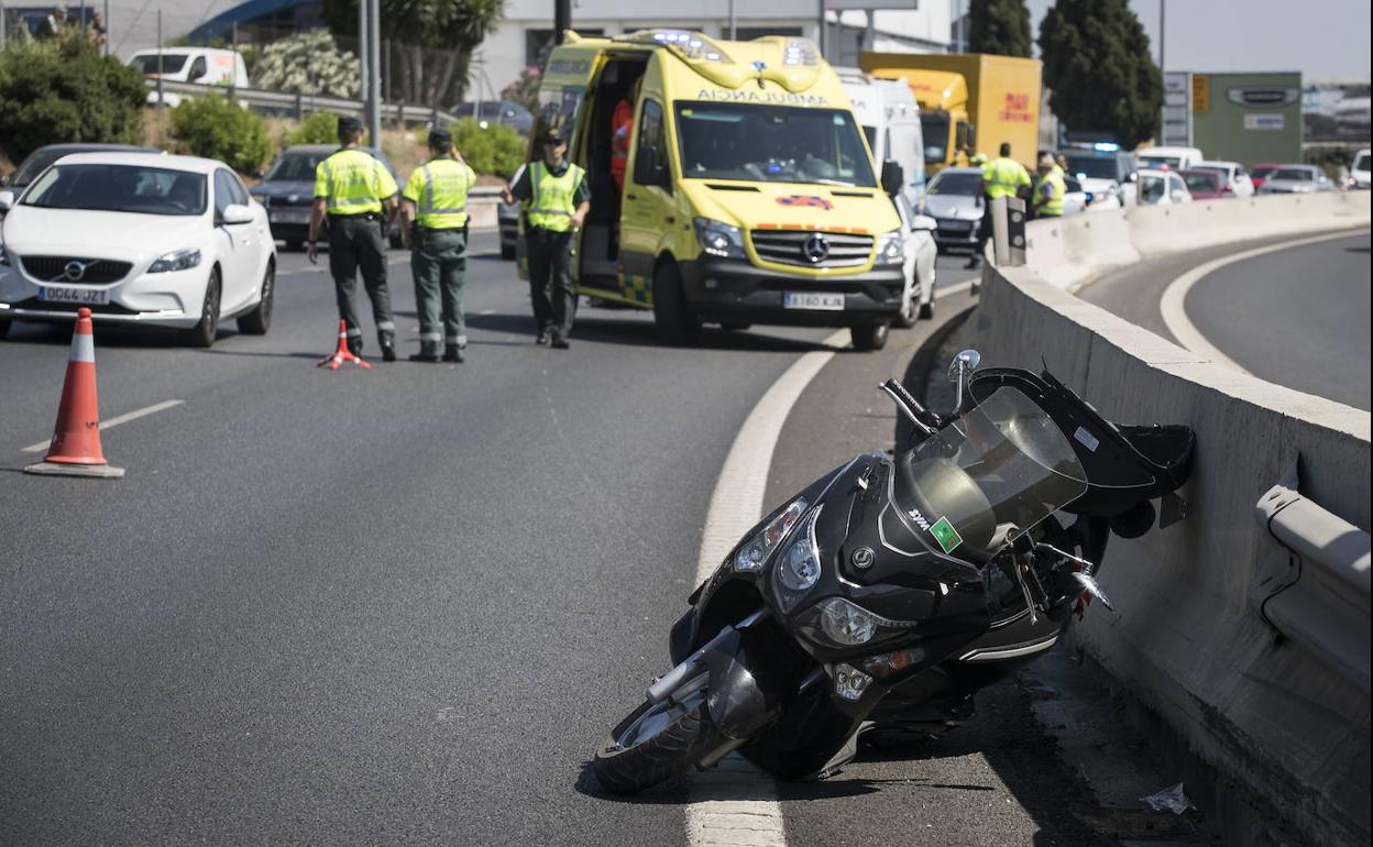 Sucesos en Almería | Muere una persona tras chocar una moto contra un camión en El Ejido
