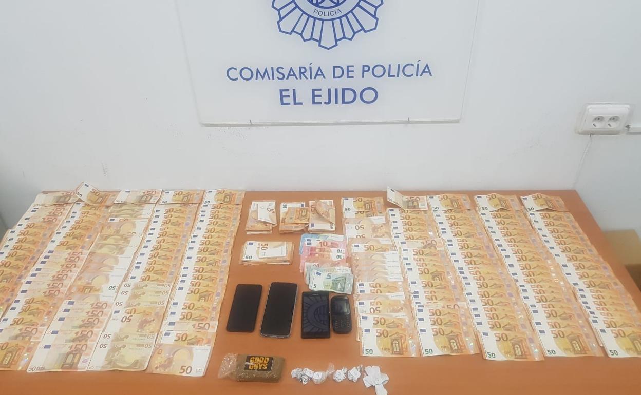 Tráfico de droga en Almería | Dos detenidos y 15.000 euros incautados en El Ejido por tráfico de por cocaína y hachís