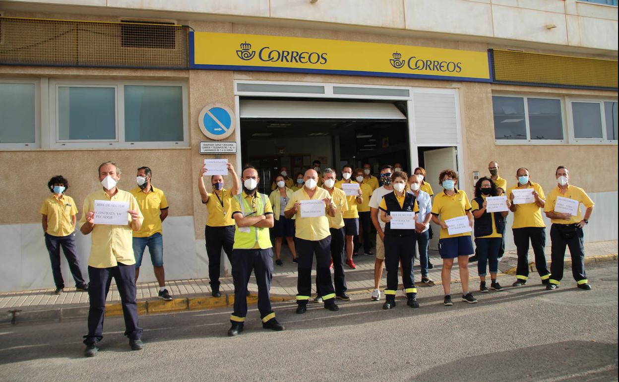 Los trabajadores de la Unidad de Reparto de El Ejido durante la concentración que hicieron en septiembre. 