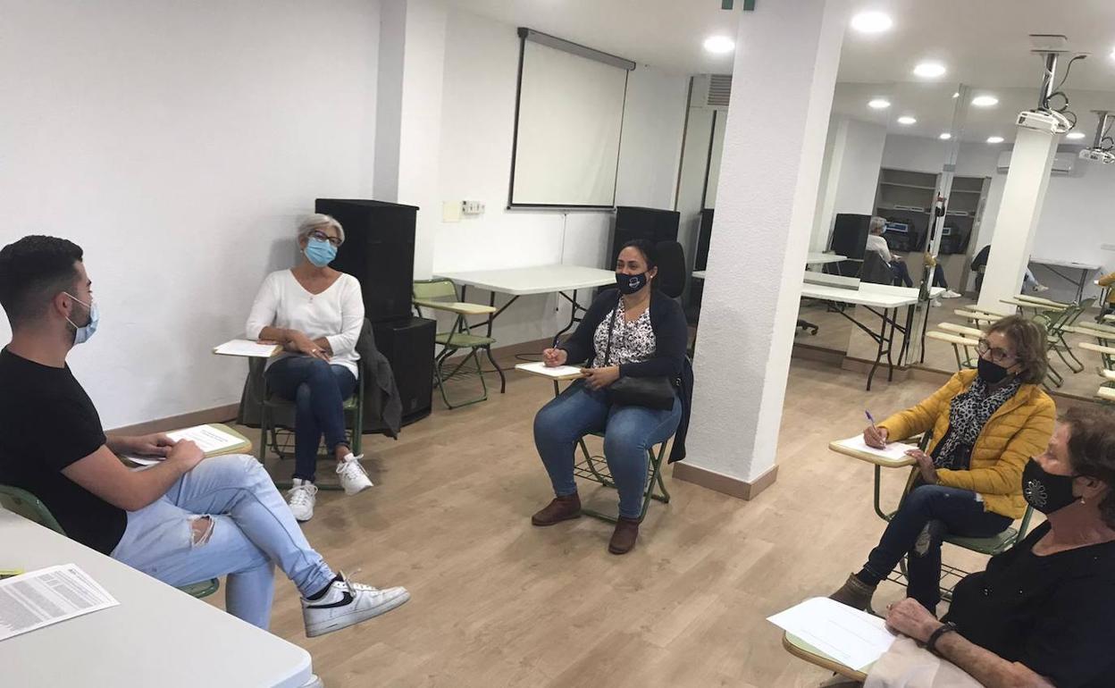 Pablo Valdivia junto a varias socias de Alfiel en un taller presencial sobre control de emociones. 