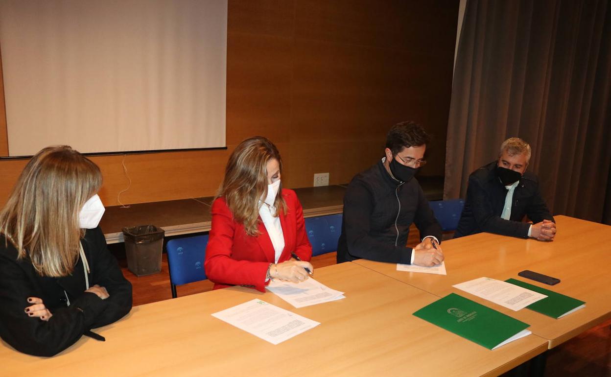 Ayuntamiento y Junta firman el convenio de transmisión del Conservatorio de Música