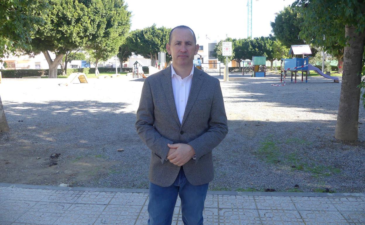 El portavoz del grupo municipal de Cs, Cecilio Vargas, ante un parque cerrado del municipio. 