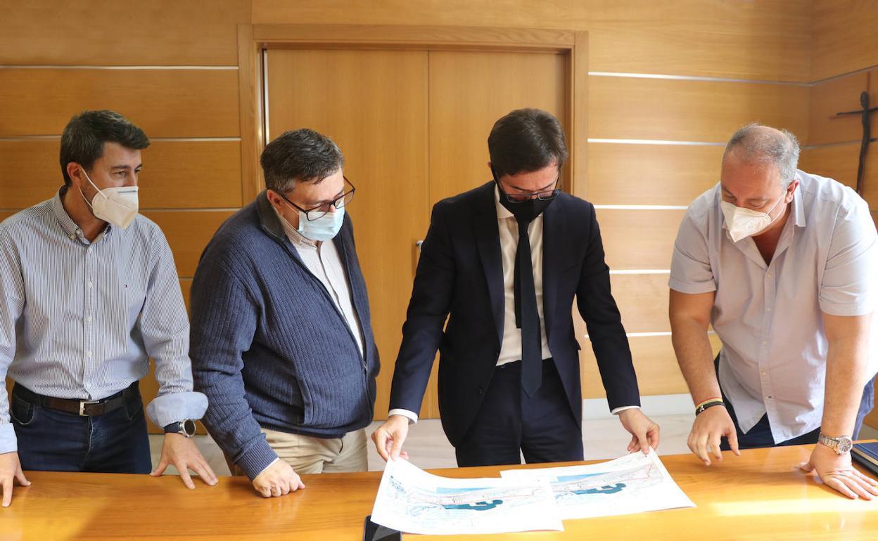 Alberto González,Francisco Góngora y José Francisco Rivera con los planos de los nuevos depósitos. 