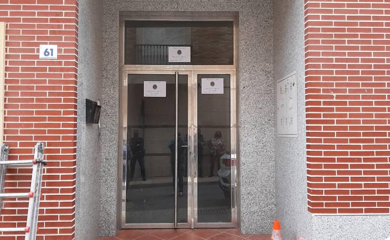 Ayuntamiento de El Ejido y Policía Local consiguen la desocupación de un edificio de la calle Bilbao