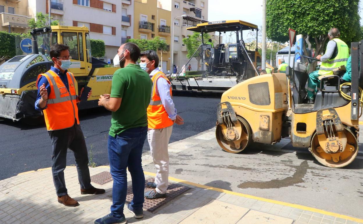 Francisco Góngora durante el asfaltado del Paseo de Las Lomas. 