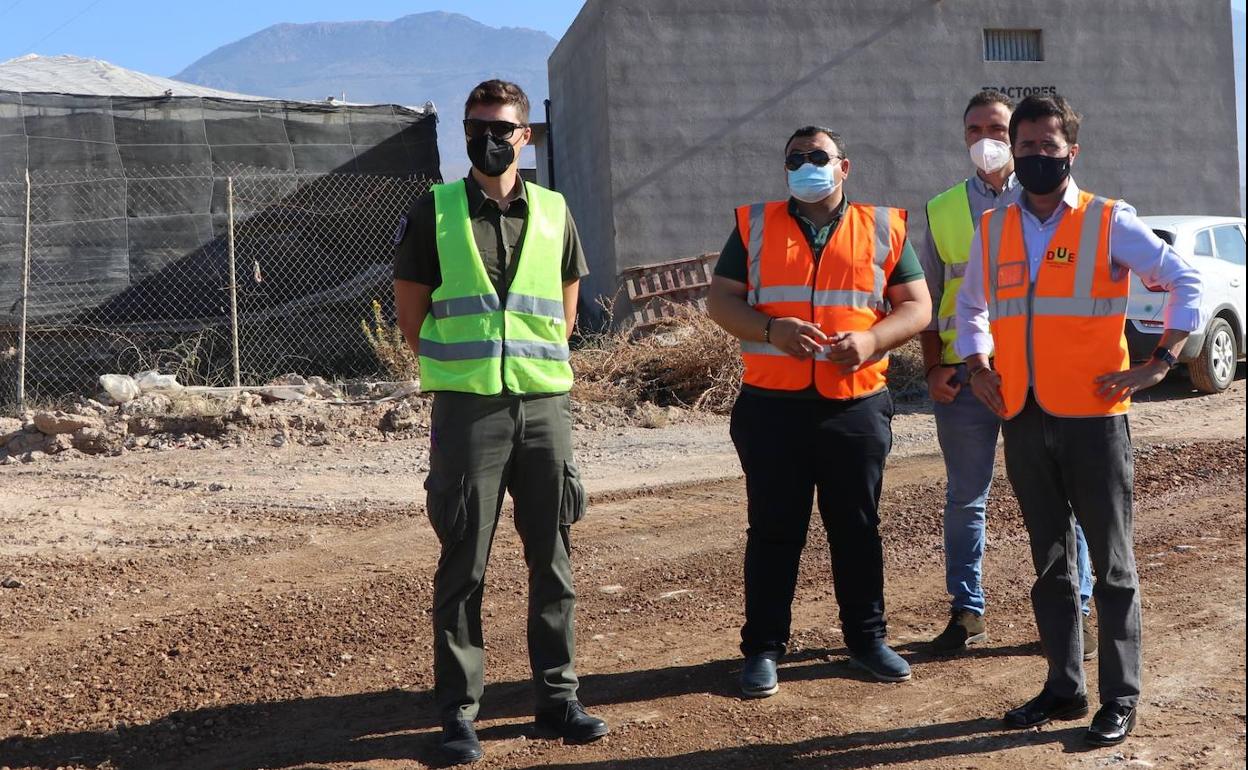 Francisco Pérez y Francisco Góngora en un camino rural del municipio.