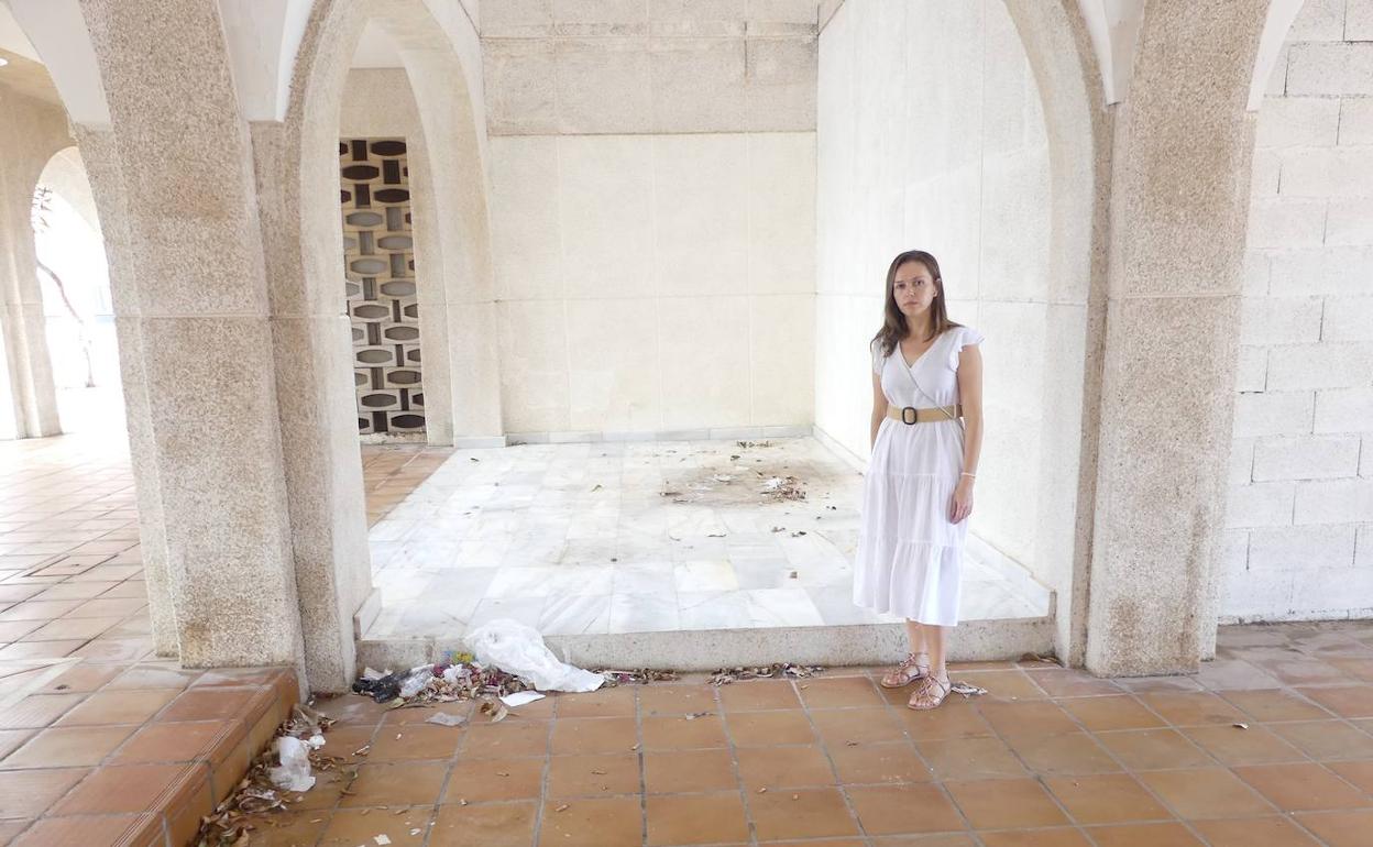 La concejala María Herminia Padial en la zona del Puerto de Almerimar. 