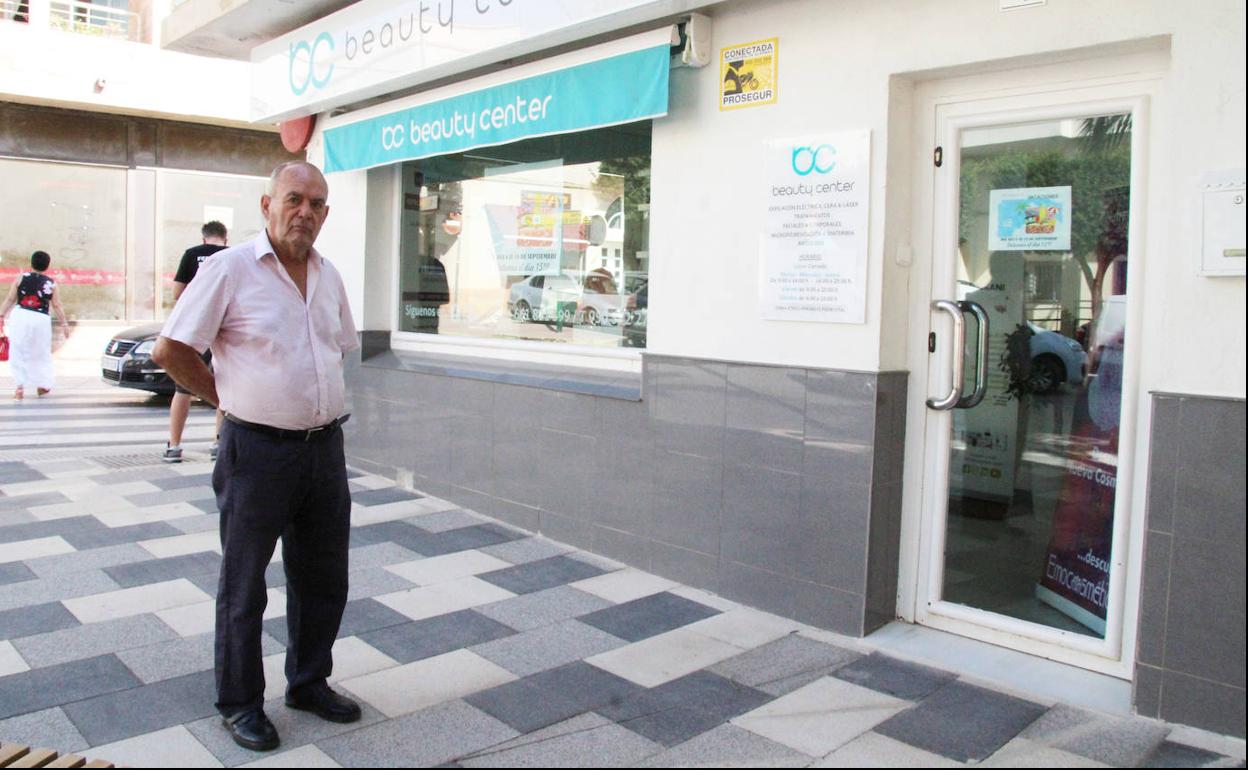 Luis Martín delante de donde se ubicó la primera oficina municipal de El Ejido, de atención al público. 