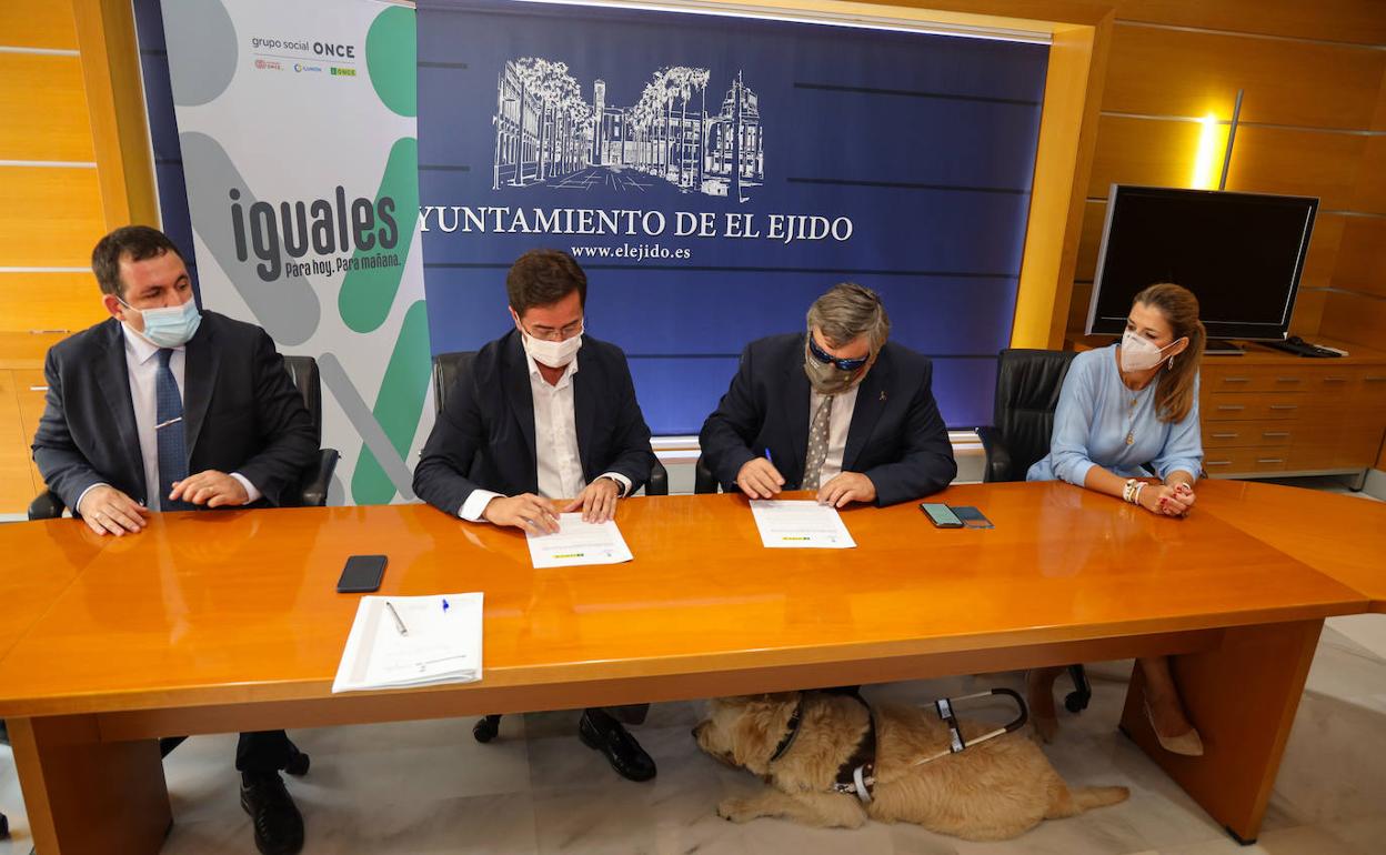Ayuntamiento y ONCE firman un convenio por la atención a personas con discapacidad