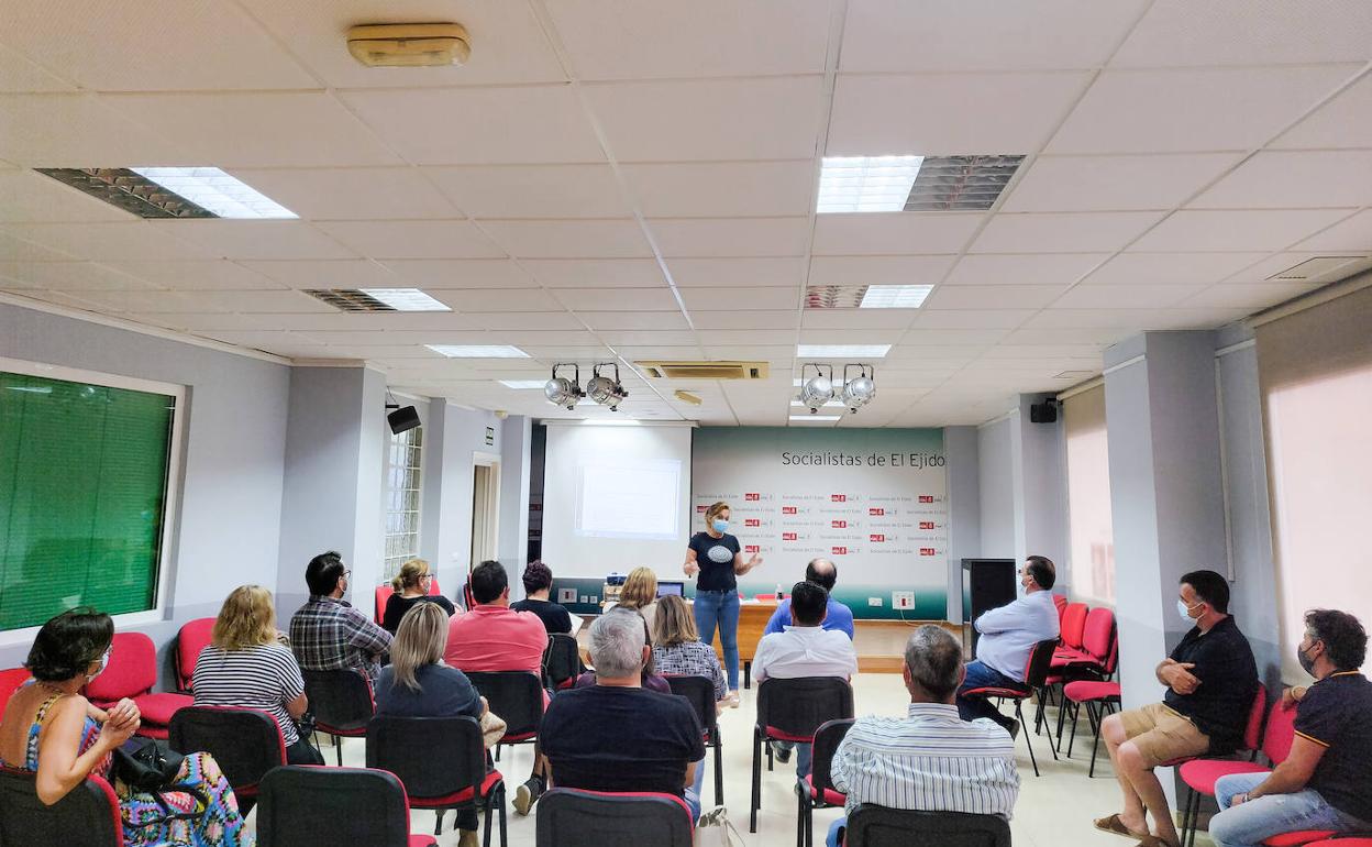 Un momento del encuentro con agricultores mantenido esta semana desde la sede local del PSOE de El Ejido