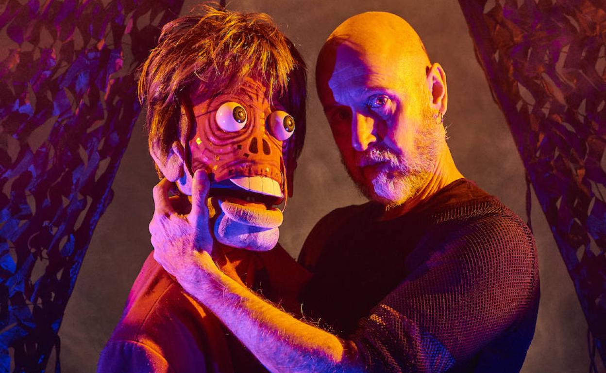 Ángel Calvente es autor, director, actor y creador de marionetas desde hace más de tres décadas. 