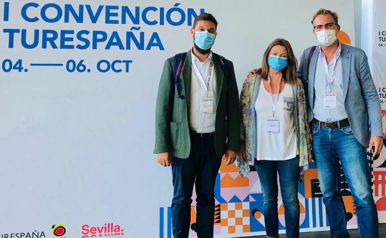 Luisa Barranco junto a técnicos de la concejalía de Turismo del Ayuntamiento de El Ejido. 