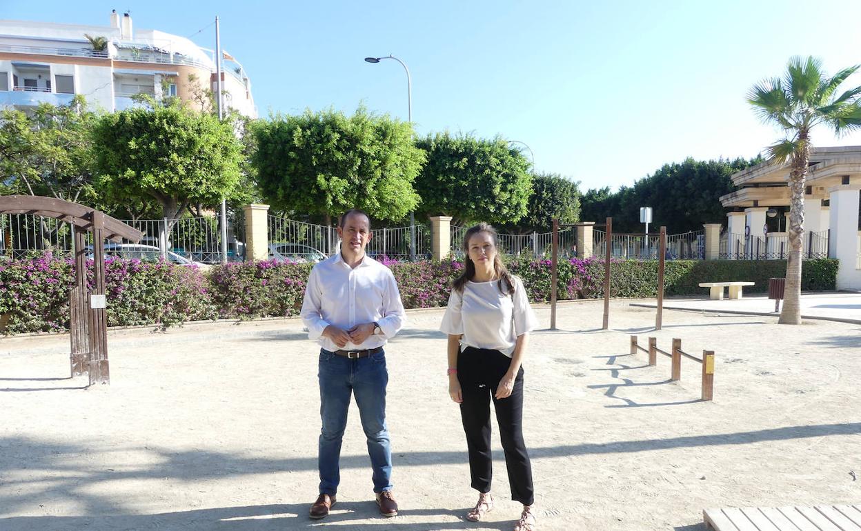 Cecilio Vargas y María Herminia Padial en el parque municipal. 