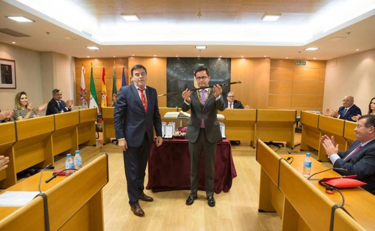Gabriel Maleno entrega el bastón de mando a Francisco Góngora como alcalde de El Ejido.