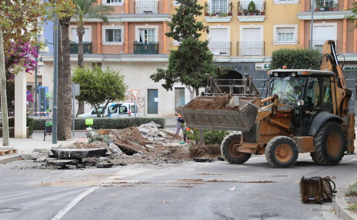 Inicio de las obras junto a la plaza Alpujarra, en la intersección entre bulevar y carretera Pampanico. 