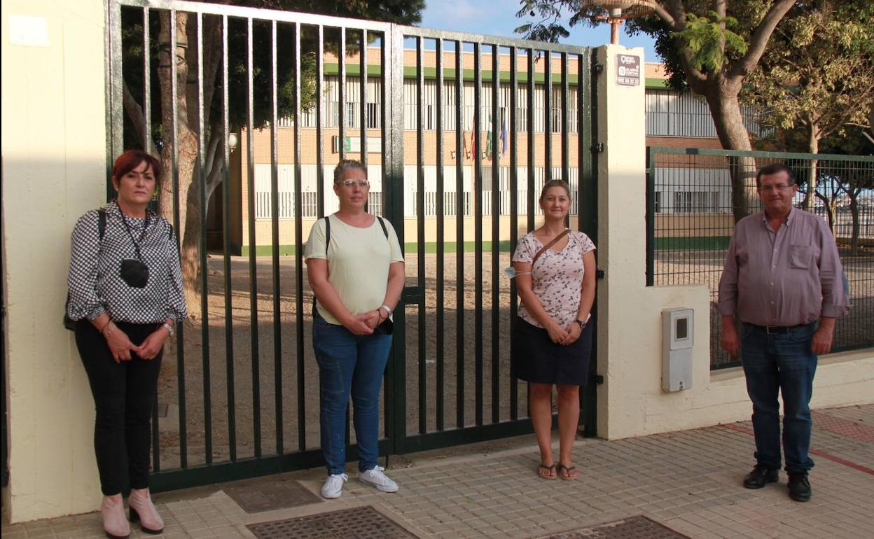 Maribel Carrión y José Miguel Alarcón, junto a la presidenta y representante de la AMPA del centro. 