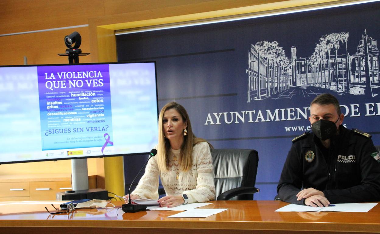 Delia Mira y Marcos Muñoz durante la presentación de la campaña contra la violencia de género. 