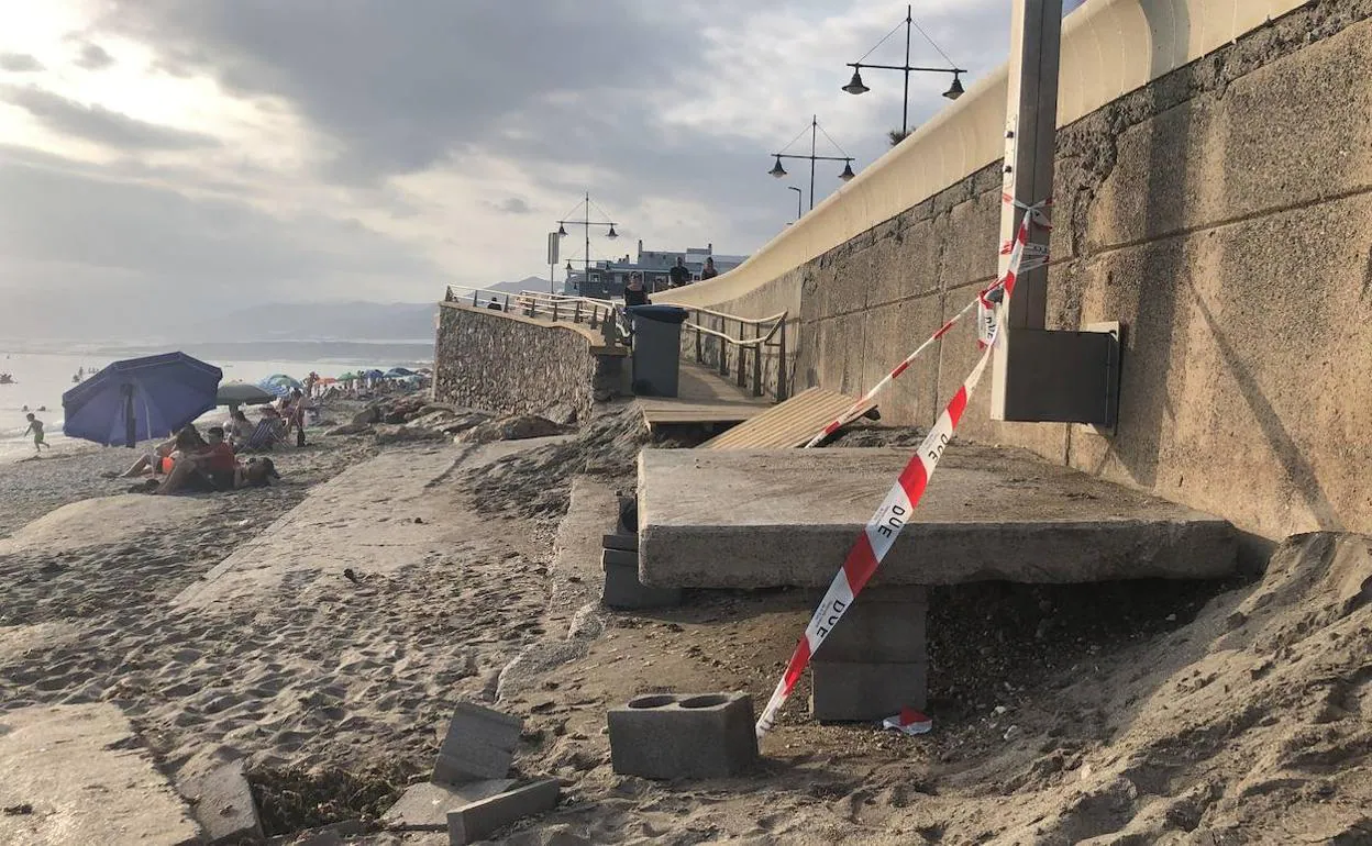La erosión en la costa de Balerma afecta ya incluso a la zona del Paseo Marítimo, donde un temporal dejó este verano esta imagen en la playa. 