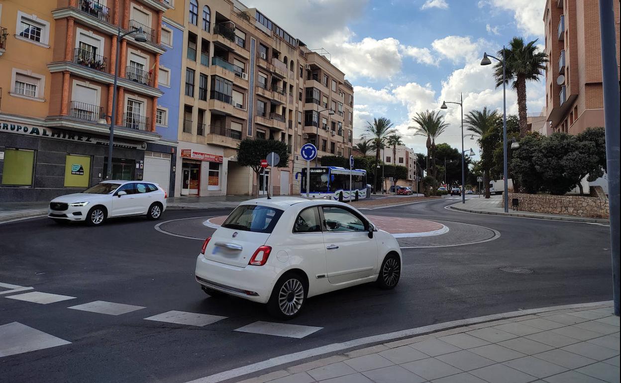 Abierta al tráfico la nueva rotonda de acceso al municipio entre el bulevar y carretera de Pampanico