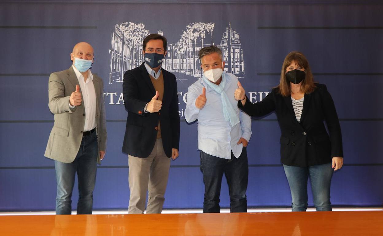 Raimund Kurz, Francisco Góngora, SchönTouristik y Luisa Barranco durante la reunión. 