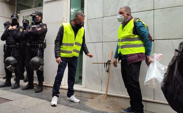Arena de la playa de Balerma, con una cruz, ante la sede de Costas en Almería. 