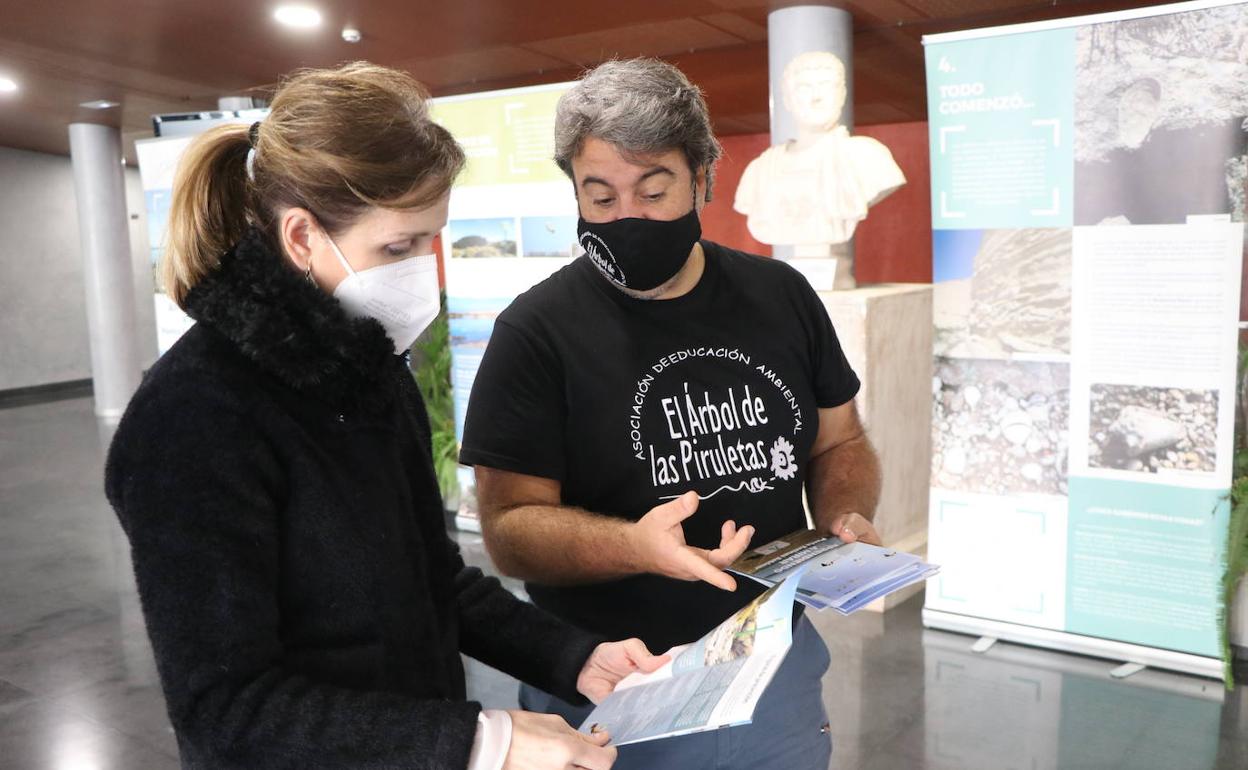 Cerca de un millar de estudiantes aprenden a mirar la riqueza de Punta Entinas Sabinar
